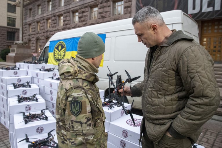 Віталій Кличко передав нацгвардійцям з 4 бригади велику партію FPV-дронів від київської громади