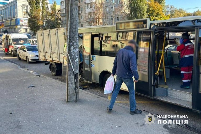 В Киеве грузовик врезался в маршрутку: как минимум четверо травмированных (ФОТО)