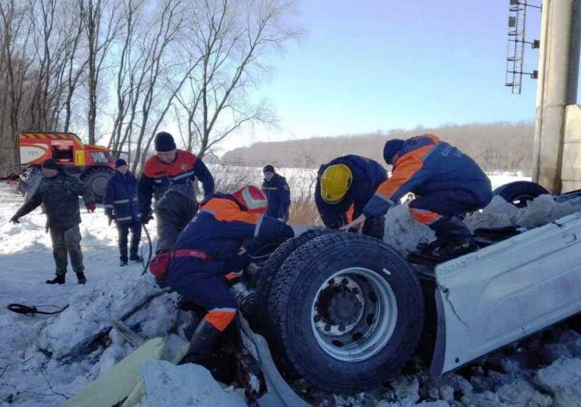 Затонувший автомобиль в реке