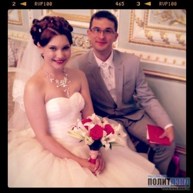 Невеста отсасывает возле Поющих фонтанов в Санкт-Петербурге